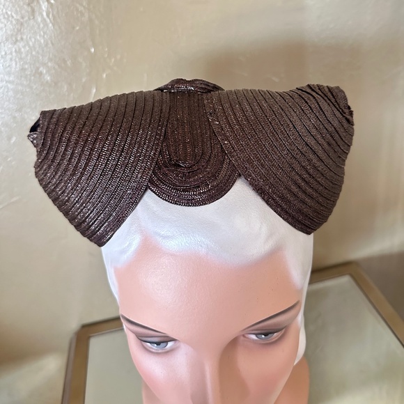 UNUSUAL 1930s' BROWN HAT WITH POINTY SIDES AND CRISSCROSS BANDS AT BACK - Picture 9 of 11